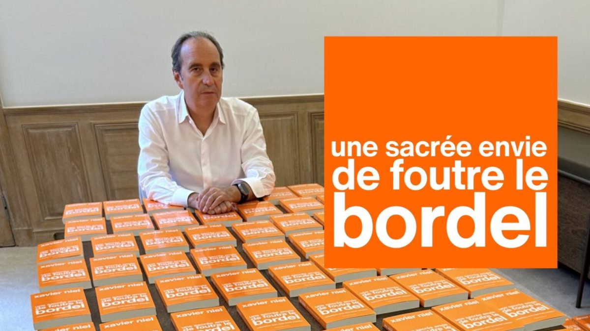 Xavier Niel et son livre. // Source : X