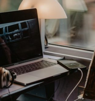 Filtre de confidentialité dans le train // Source : thibaultpenin / Unsplash