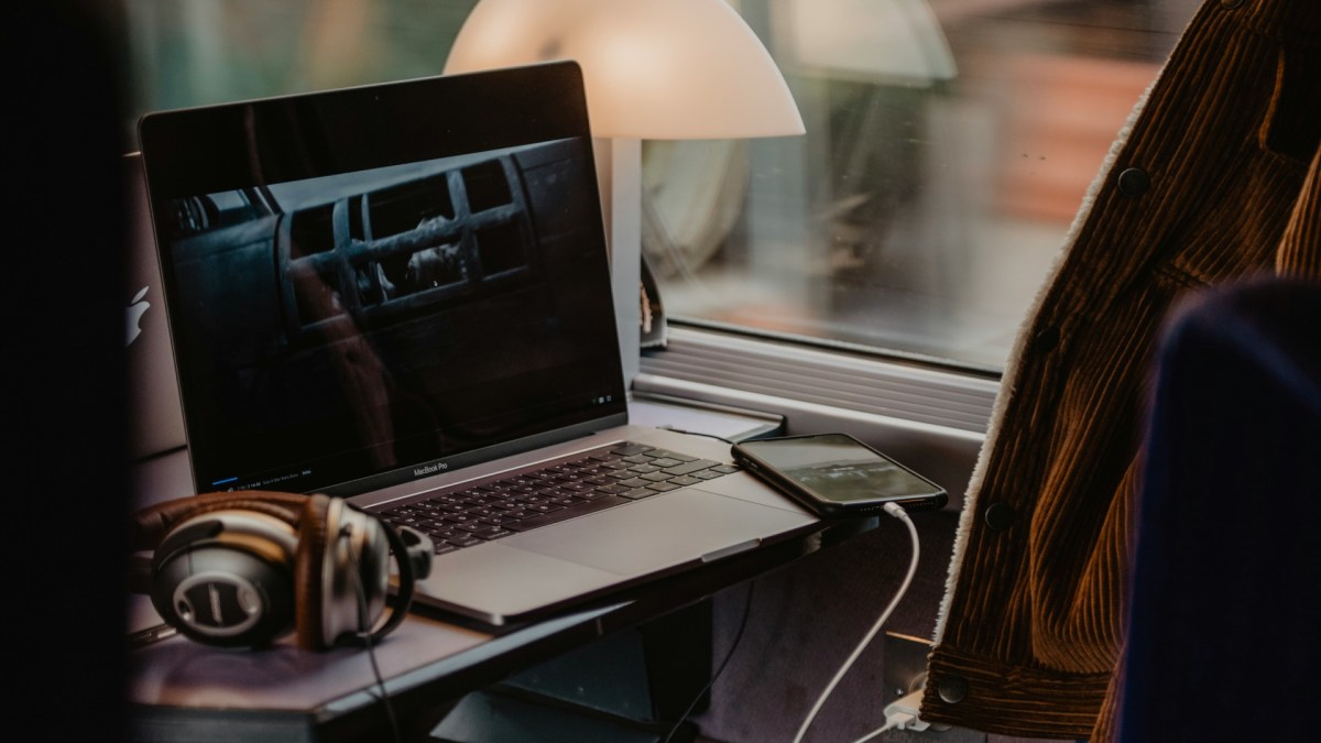 Filtre de confidentialité dans le train // Source : thibaultpenin / Unsplash