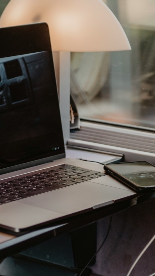 Filtre de confidentialité dans le train // Source : thibaultpenin / Unsplash