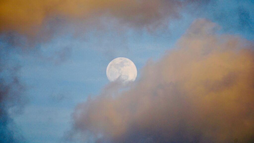 La pleine Lune dans les nuages. // Source : Envato