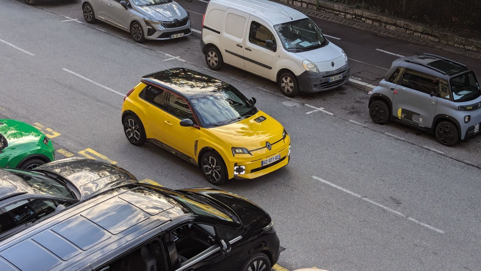 Voiture électrique : on réclame des prix bas, mais on achète du haut de gamme