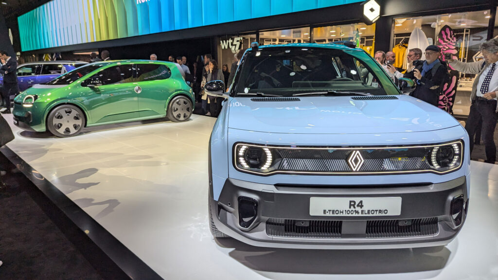 Renault 4 et Twingo au Mondial de Paris 2024 // Source : Raphaelle Baut pour Numerama 