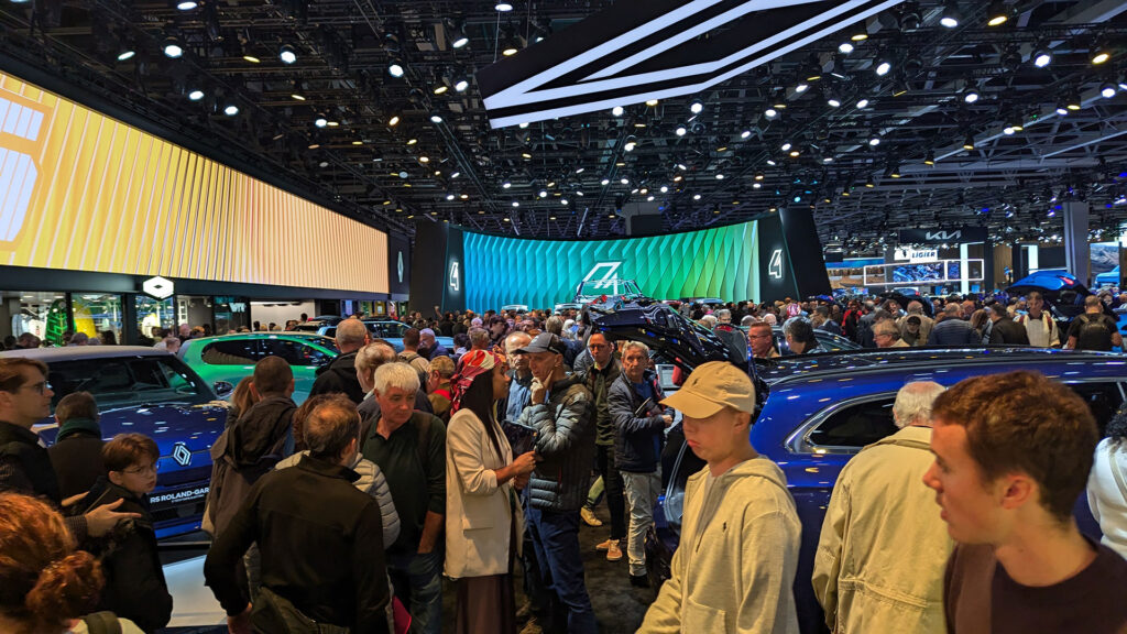 Forte affluence sur le stand Renault dès mardi  // Source : Raphaelle Baut pour Numerama