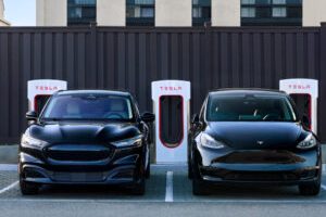 Tesla Model Y et Ford au superchargeur // Source : Tesla