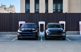 Tesla Model Y et Ford au superchargeur // Source : Tesla