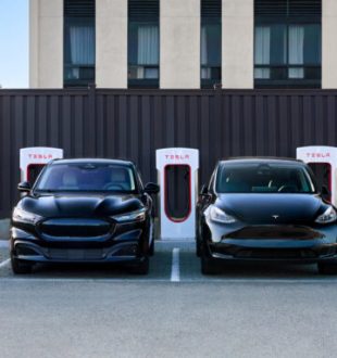 Tesla Model Y et Ford au superchargeur // Source : Tesla