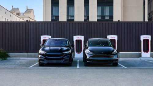 Tesla Model Y et Ford au superchargeur // Source : Tesla