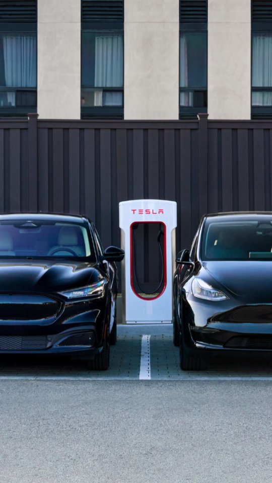 Tesla Model Y et Ford au superchargeur // Source : Tesla