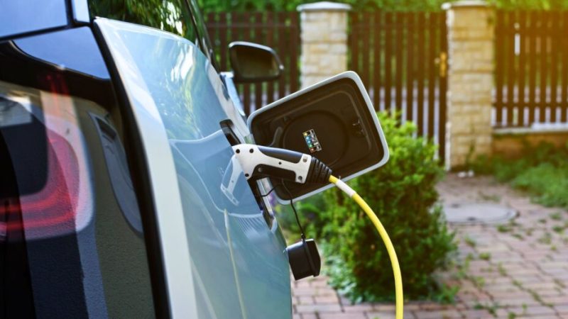 Voiture électrique : quels sont les risques de la recharge à domicile ?