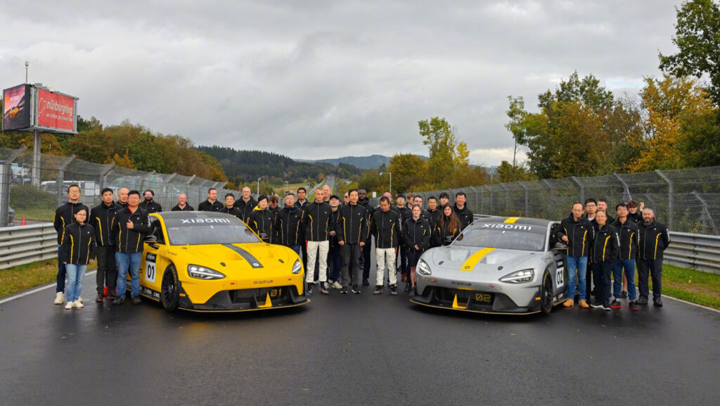 Les équipes Xiaomi sur le circuit du Nurburgring avec la SU7 Ultra // Source : Xiaomi