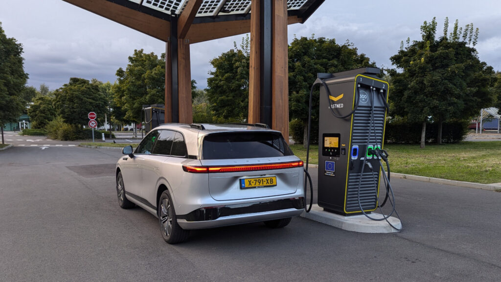 Jusqu'à 280 kW chez Fastned pour ce Xpeng G9 // Source : Raphaelle Baut pour Numerama