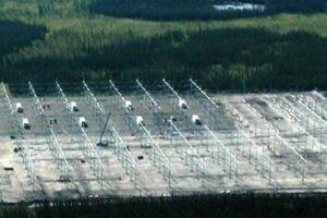 Champ d'antennes de HAARP en Alaska. Source : https://www.flickr.com/photos/rezn8d/8516910374 