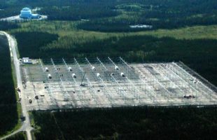 Champ d'antennes de HAARP en Alaska. Source : https://www.flickr.com/photos/rezn8d/8516910374 