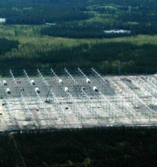 Champ d'antennes de HAARP en Alaska. Source : https://www.flickr.com/photos/rezn8d/8516910374 