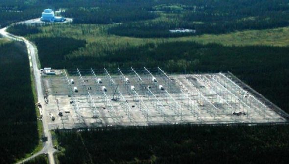 Champ d'antennes de HAARP en Alaska. Source : https://www.flickr.com/photos/rezn8d/8516910374 