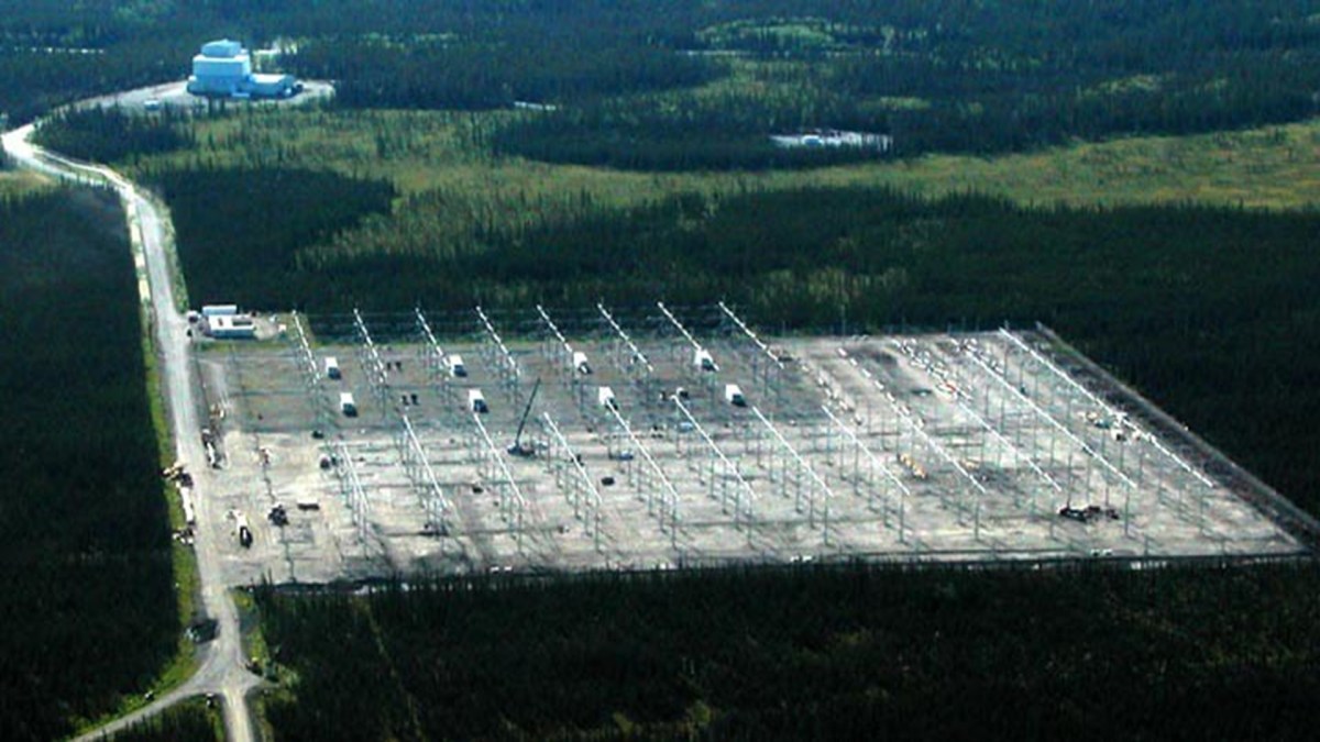 Champ d'antennes de HAARP en Alaska. Source : https://www.flickr.com/photos/rezn8d/8516910374 