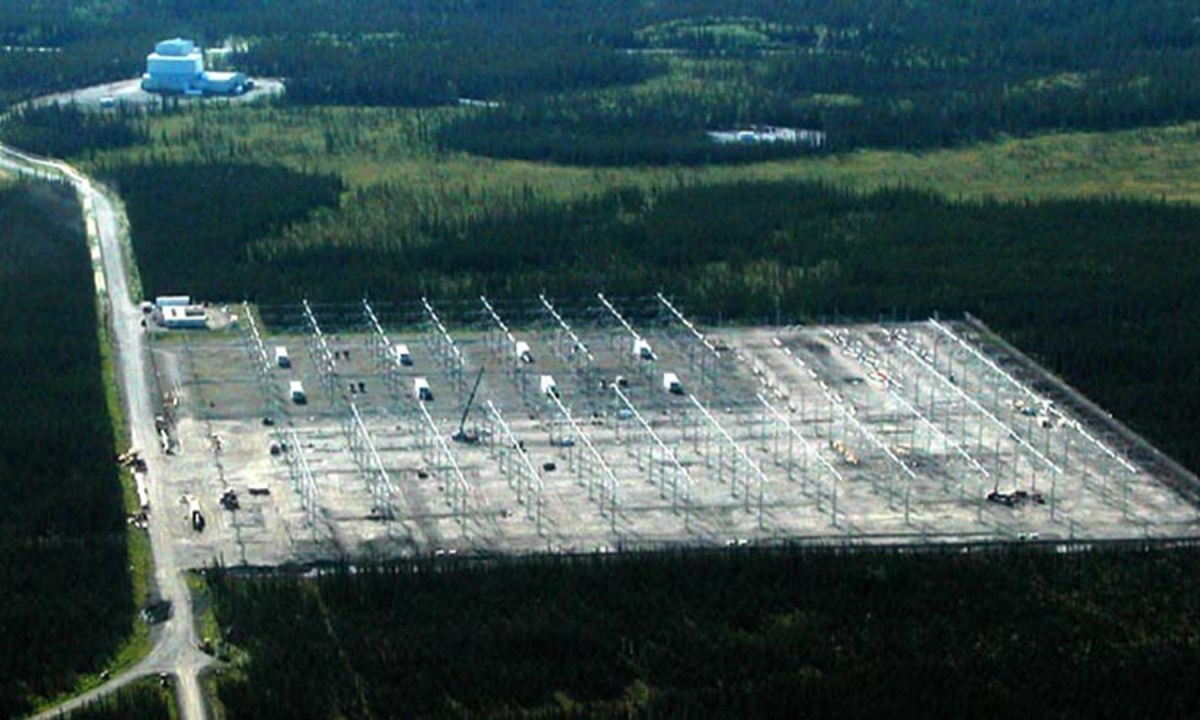 Champ d'antennes de HAARP en Alaska. Source : https://www.flickr.com/photos/rezn8d/8516910374 