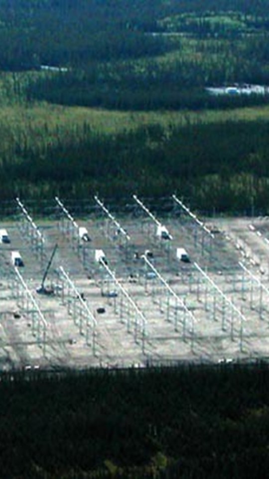 Champ d'antennes de HAARP en Alaska. Source : https://www.flickr.com/photos/rezn8d/8516910374 