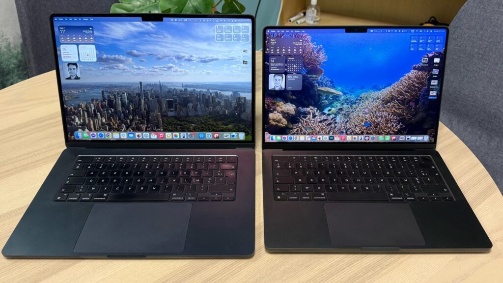 Le MacBook Air 15, à gauche, est plus grand que le MacBook Pro 14. Mais la différence se fait vite oublier, avec un écran vraiment meilleur sur le Pro. // Source : Numerama