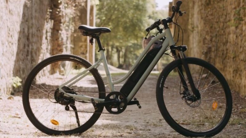 Décathlon enlève 200 € à son Riverside 100 E, un VTC électrique avec 70 km d’autonomie