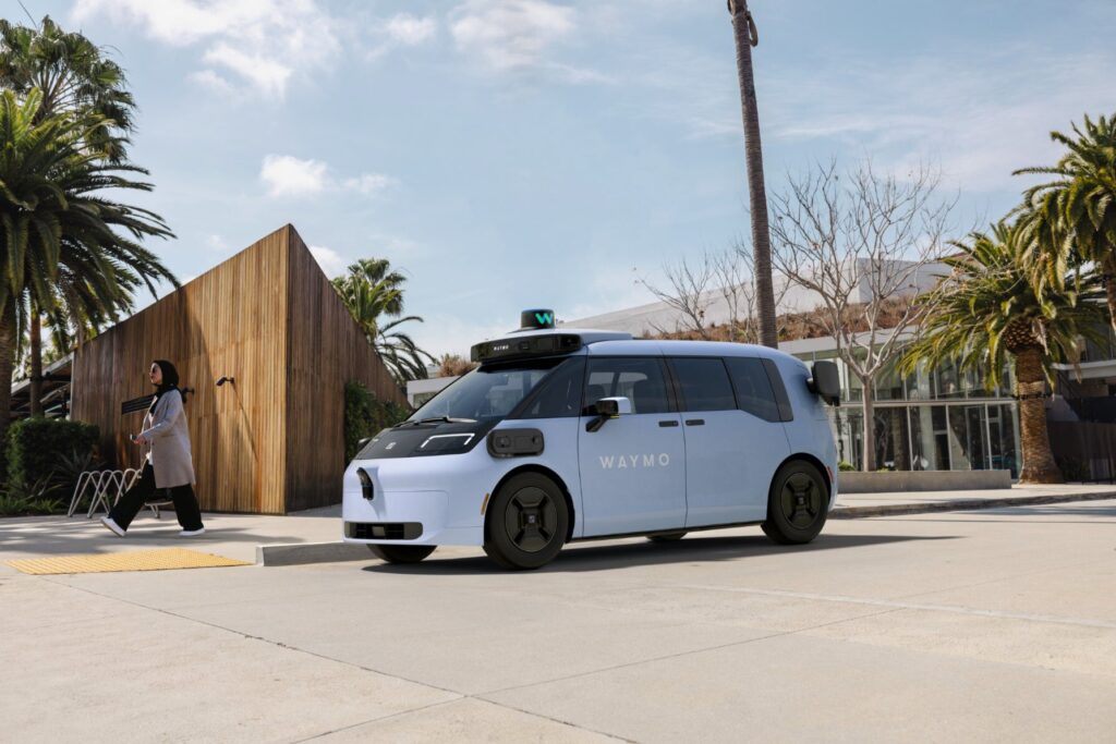 Waymo prépare actuellement la 6ème version de son taxi autonome, avec un design plus proche de Zoox.