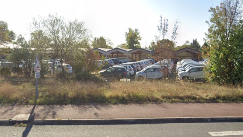 Une centaine de voitures électriques abandonnées sur le parking d’une ancienne jardinerie