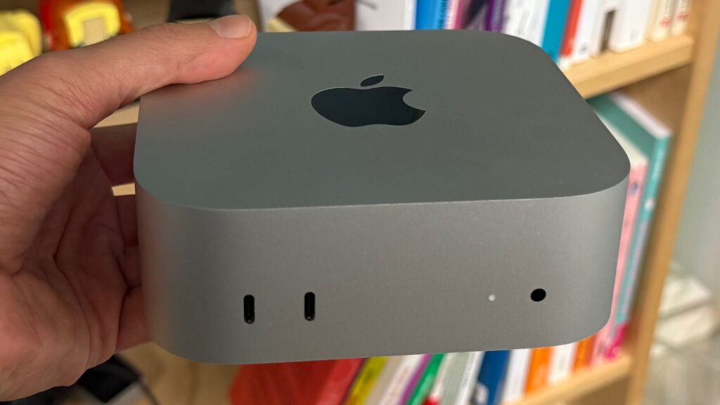 Le Mac mini tient entre deux doigts, mais est surpuissant.