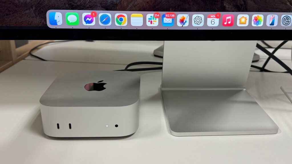 Le Mac mini fait quasiment la même taille que le pied d'un écran Studio Display.