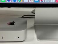 Le Mac mini fait quasiment la même taille que le pied d'un écran Studio Display.