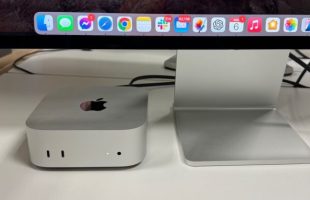 Le Mac mini fait quasiment la même taille que le pied d'un écran Studio Display.