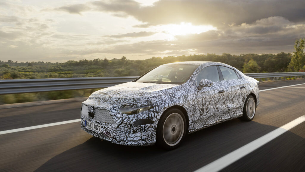 Prototype maquillé de Mercedes CLA  en test routier  // Source : Mercedes