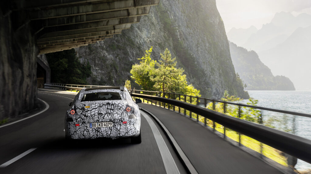 Prototype maquillé de Mercedes CLA  en test routier  // Source : Mercedes