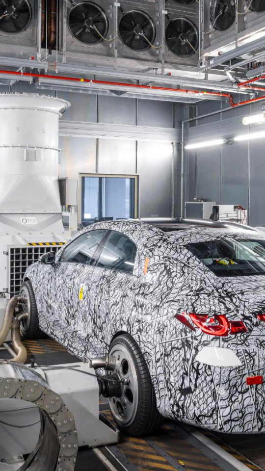 Prototype maquillé de Mercedes CLA  en test routier  // Source : Mercedes