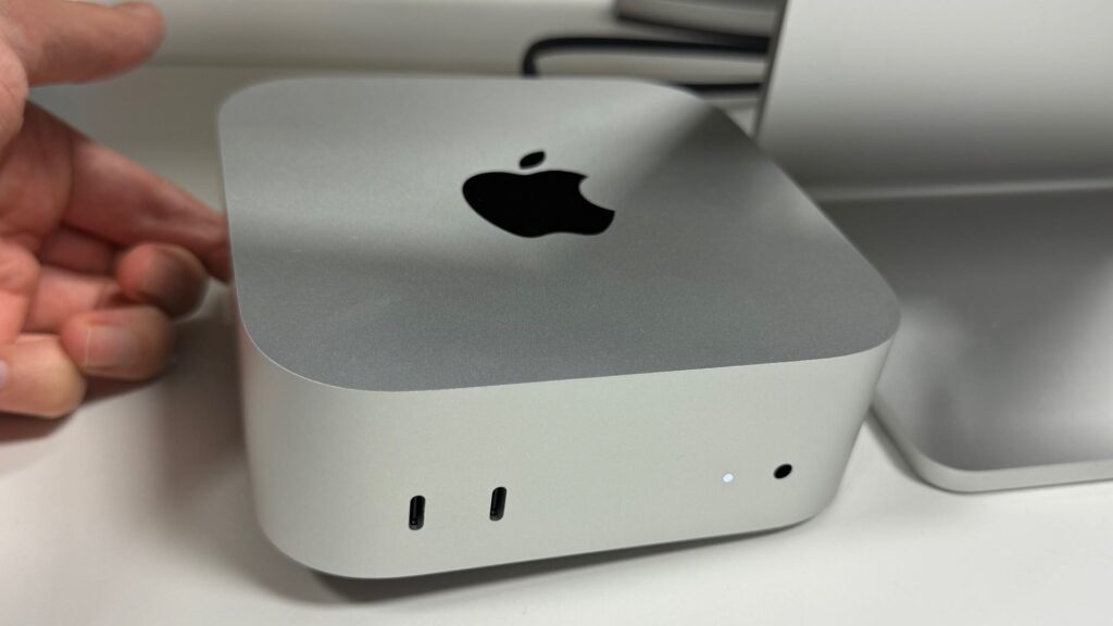 Pour allumer le Mac mini, il faut le soulever comme ça.