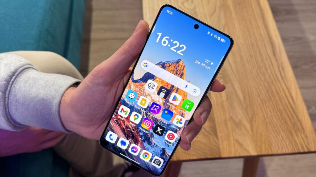 Ces défauts sont d'autant plus regrettables que le Oppo Find X8 Pro est un très joli smartphone, avec un écran très bord à bord (1,9 mm d'épaisseur).