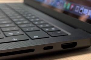 Comme les modèles M4 Pro et M4 Max, le nouveau MacBook Pro M4 dispose d'un troisième port USB-C. Une première à ce prix. // Source : Numerama