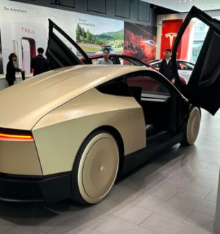 Tesla Cybercab dans une concession // Source : Tesla Tesla Cybercab dans une concession // Source : Tesla