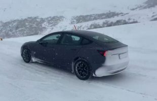 Tesla sur la neige avec des pneus adaptés // Source : Extrait vidéo Simplement Julien