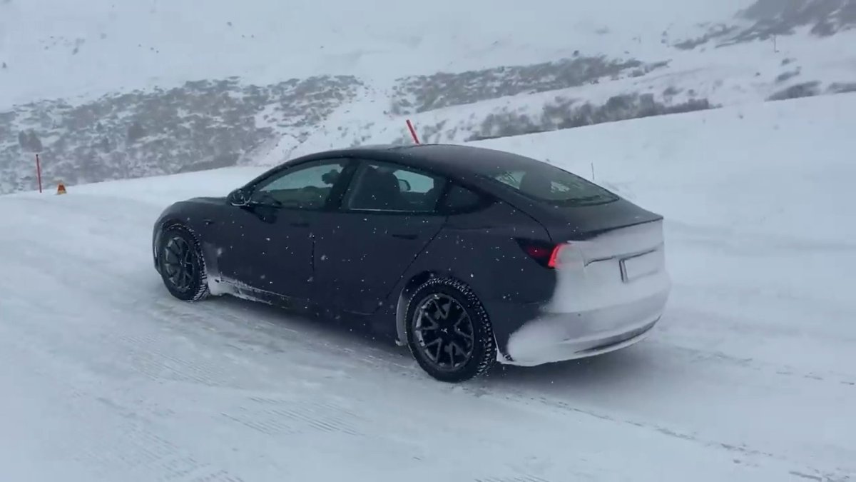 Tesla sur la neige avec des pneus adaptés // Source : Extrait vidéo Simplement Julien