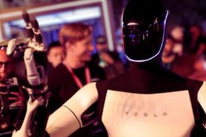 Robot Optimus, un possible indiscret dans les foyers et entreprises ?  // Source : Extrait vidéo Marques Brownlee