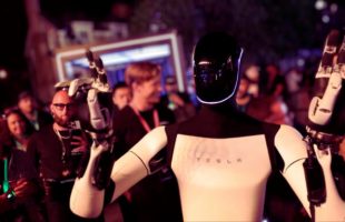Robot Optimus, un possible indiscret dans les foyers et entreprises ?  // Source : Extrait vidéo Marques Brownlee