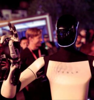 Robot Optimus, un possible indiscret dans les foyers et entreprises ?  // Source : Extrait vidéo Marques Brownlee