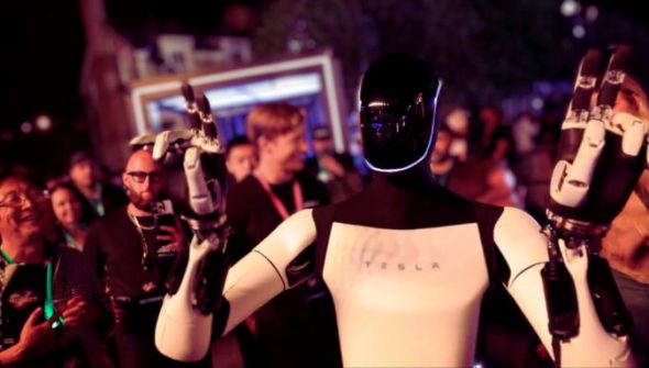 Robot Optimus, un possible indiscret dans les foyers et entreprises ?  // Source : Extrait vidéo Marques Brownlee