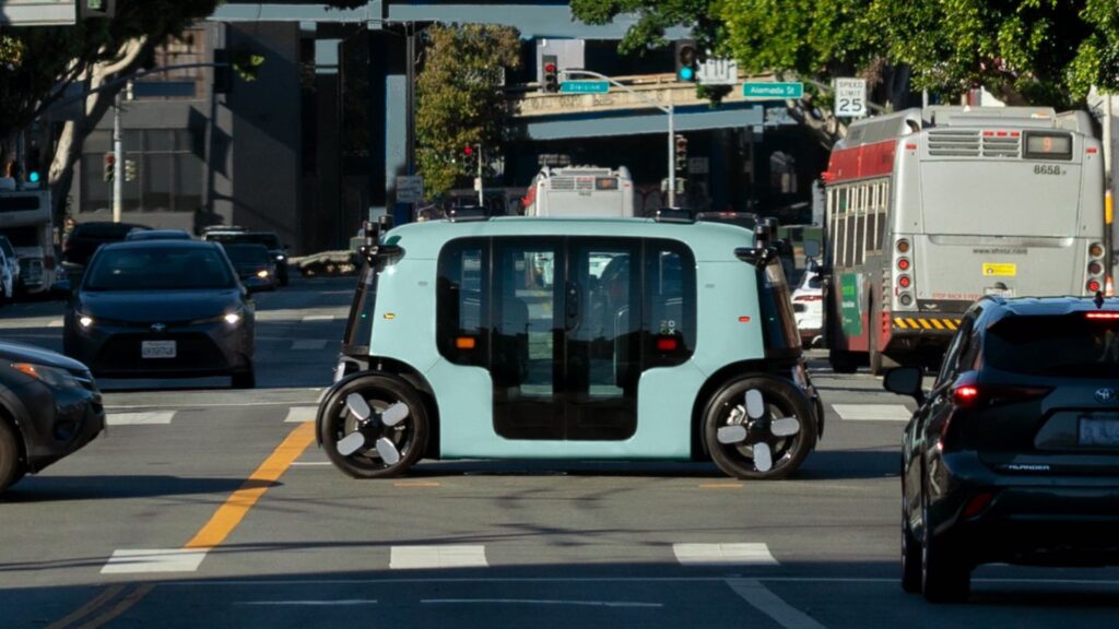 Photo d'un Zoox dans les rues de San Francisco.