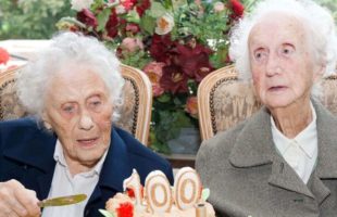 Les jumelles belges Marie Hendrix et Gabrielle Vaudremer célèbrent leur 100e anniversaire en 2010 // Source : Nature / Nicolas Lambert/BELGA/AFP via Getty