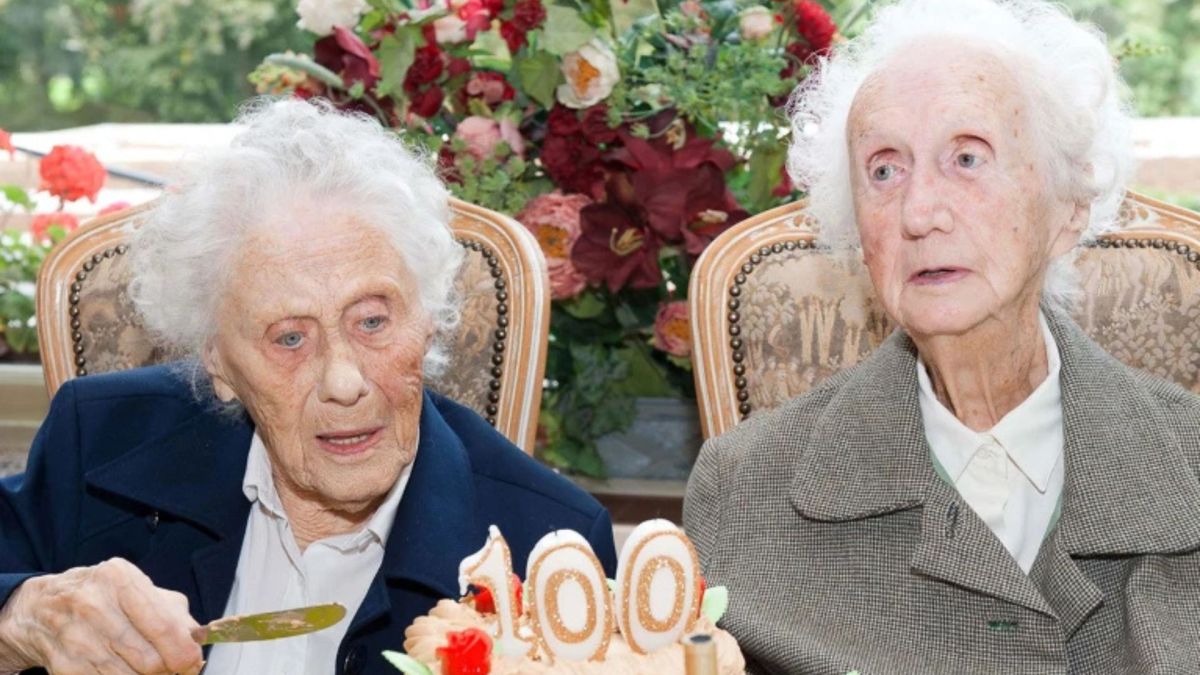 Les jumelles belges Marie Hendrix et Gabrielle Vaudremer célèbrent leur 100e anniversaire en 2010 // Source : Nature / Nicolas Lambert/BELGA/AFP via Getty