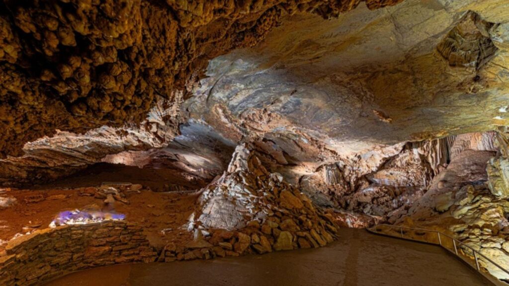 Grotte de Koněprusy sur le site de Zlatý kůň en République tchèque, où les explosions en 1950 ont conduit à la découverte des restes d'une femme qui a vécu il y a environ 45 000 ans. // Source : Martin Frouz