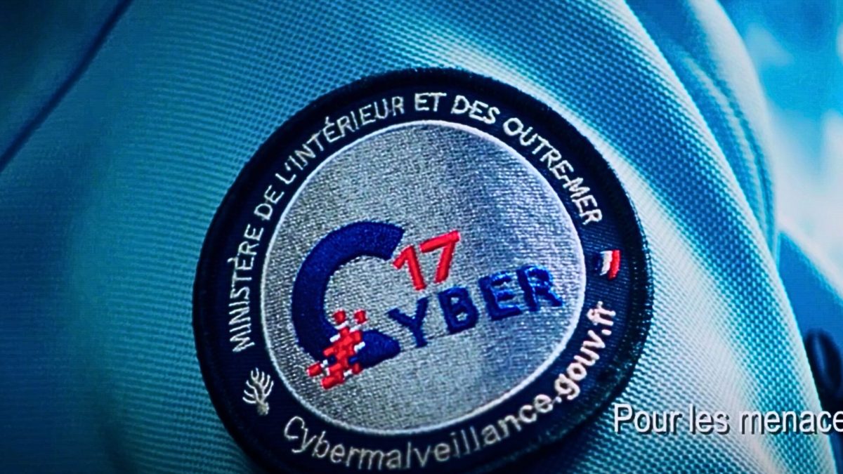 Un nouveau site permet aux victimes d'arnaque de contacter rapidement la police. // Source : 17cyber