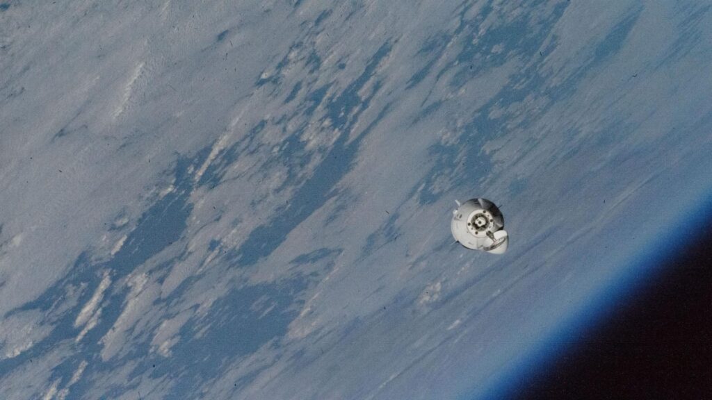Le vaisseau spatial SpaceX Dragon Freedom transportant l'astronaute de la NASA Nick Hague et le cosmonaute de Roscosmos Aleksandr Gorbunov s'approche de la Station spatiale internationale à 260 miles au-dessus du parc provincial de Wabakimi en Ontario, au Canada. // Source : NASA Le vaisseau spatial SpaceX Dragon Freedom transportant l'astronaute de la NASA Nick Hague et le cosmonaute de Roscosmos Aleksandr Gorbunov s'approche de la Station spatiale internationale à 260 miles au-dessus du parc provincial de Wabakimi en Ontario, au Canada. // Source : NASA